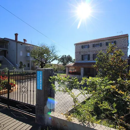 Authentisches Steinhaus Mit Garten, Grill, Spielplatz, Trampolin Semesterbostad *