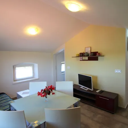 Semesterbostad Authentisches Steinhaus Mit Garten, Grill, Spielplatz, Trampolin