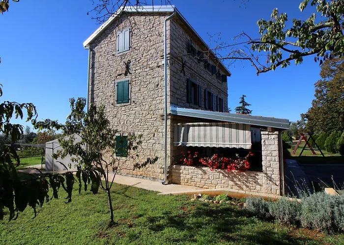 Authentisches Steinhaus Mit Garten, Grill, Spielplatz, Trampolin Semesterbostad Kaštelir