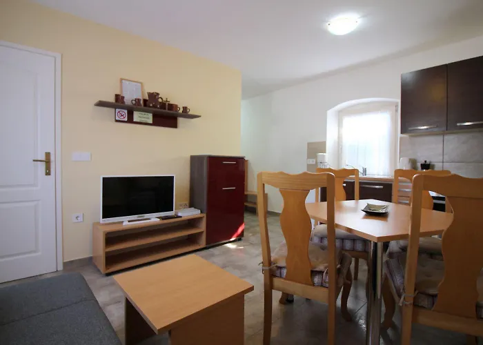 Authentisches Steinhaus Mit Garten, Grill, Spielplatz, Trampolin Kaštelir