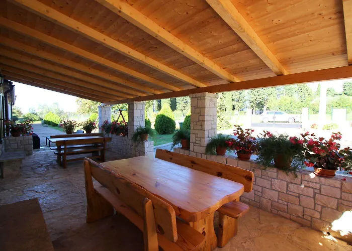 Semesterbostad Authentisches Steinhaus Mit Garten, Grill, Spielplatz, Trampolin *