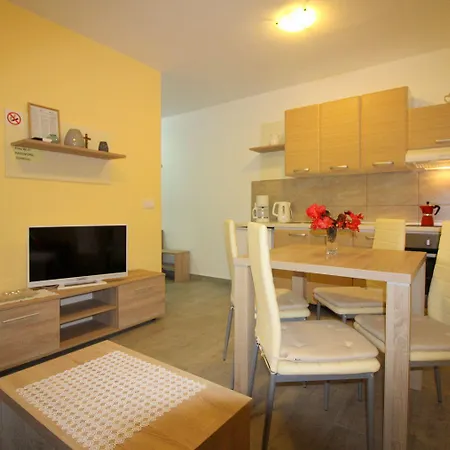 Authentisches Steinhaus Mit Garten, Grill, Spielplatz, Trampolin * Kaštelir