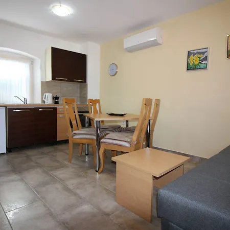 Authentisches Steinhaus Mit Garten, Grill, Spielplatz, Trampolin Feriehus *