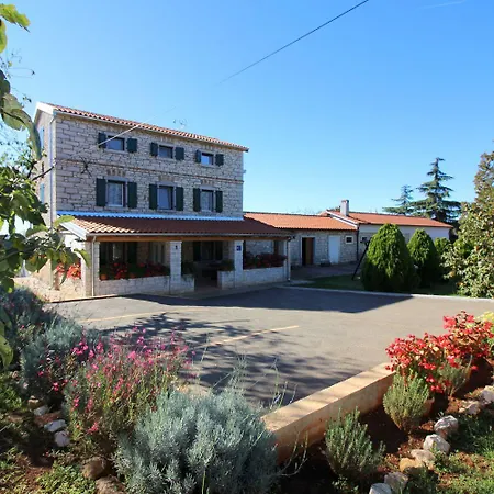 Dom wakacyjny Authentisches Steinhaus Mit Garten, Grill, Spielplatz, Trampolin Kaštelir