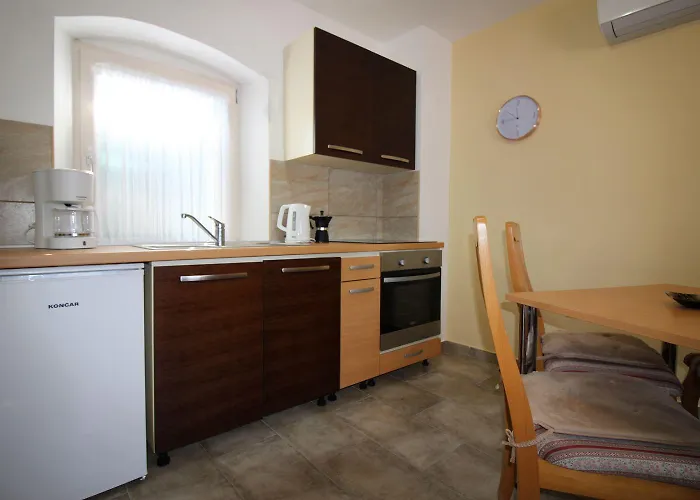 Authentisches Steinhaus Mit Garten, Grill, Spielplatz, Trampolin Holiday home Kastelir