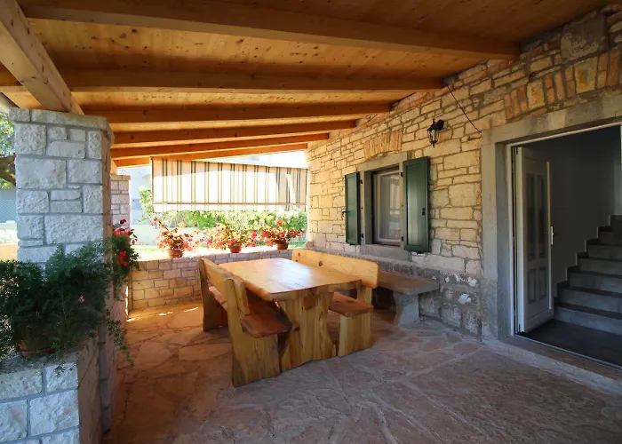 Authentisches Steinhaus Mit Garten, Grill, Spielplatz, Trampolin Holiday home Kastelir