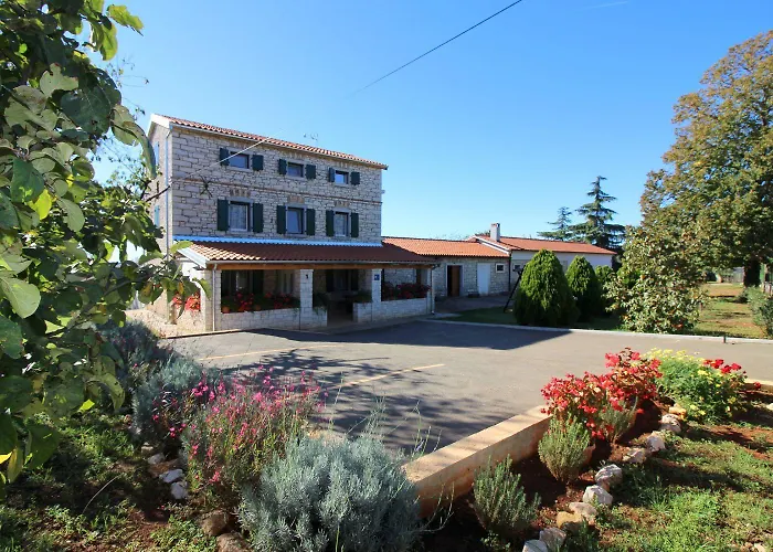 Holiday home Authentisches Steinhaus Mit Garten, Grill, Spielplatz, Trampolin Kastelir